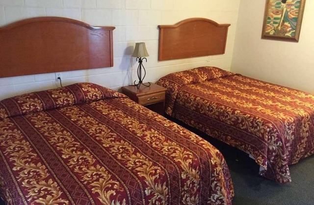 Gloss Mountain Escape! Stay at Knights Inn Fairview! Pet-Friendly, Free Parking
