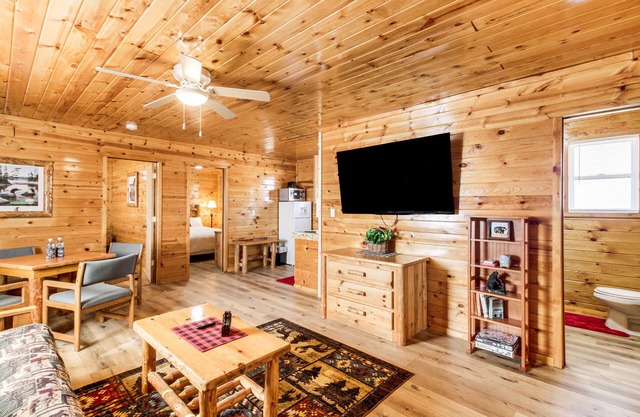 Dock Access: 'Glowacki's Lodge' Lake Group Getaway