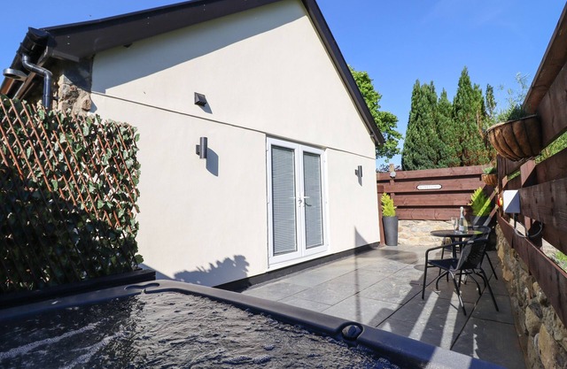 GLYNDWR BACH, romantic, with hot tub in Betws-Y-Coed