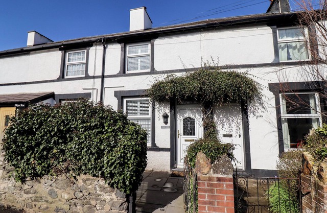 GLYNSIDE, character holiday cottage, with a garden in Conwy