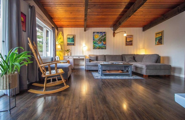 Gnarly Roots Bungalow!n