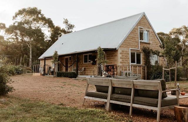 Recently renovated 3 bed cottage in 100 acres 45 mins frm Canberra.