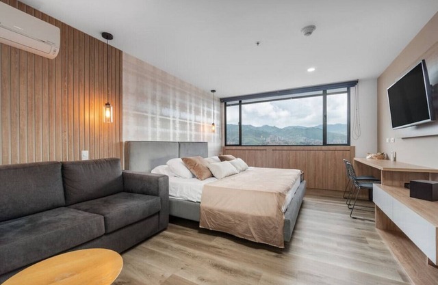 Go Living 1317 · Stylish Loft with city view, AC, co-work and GYM