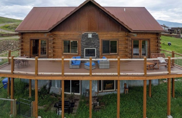 Goat Mountain Cabin: Mountain Views & Big Sky Comfort in Livingston