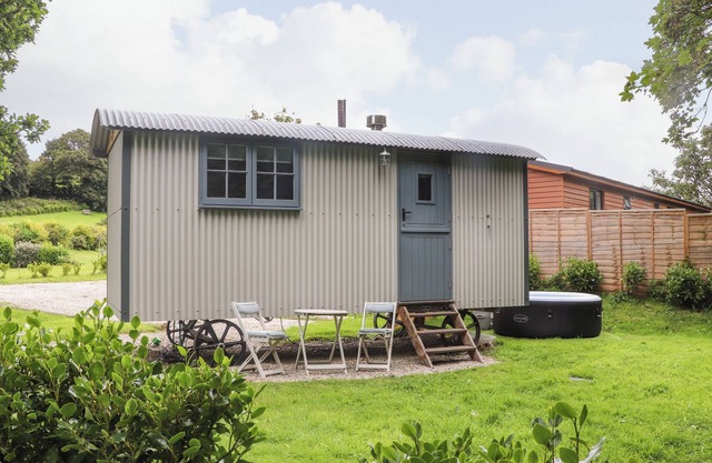 GODREVY SHEPHERDS HUT, romantic, with hot tub in Hayle