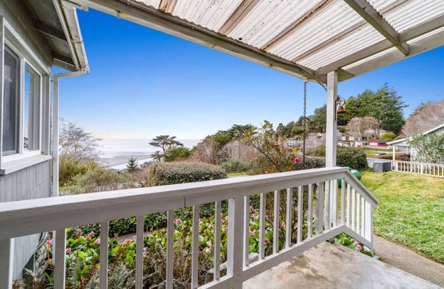 Gog and Pop's Ocean View Escape at Moonstone Beach, Sunset Views, close to surf