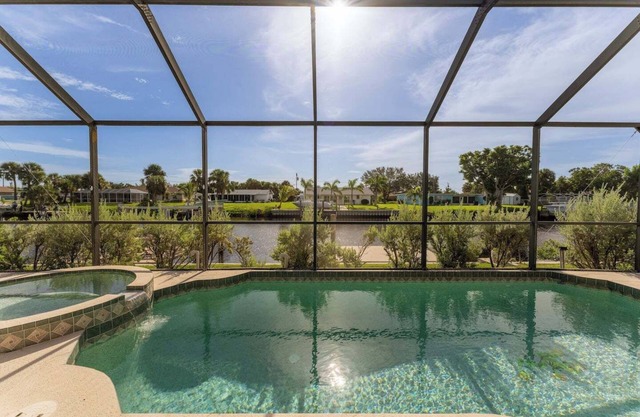 This house is a 2 bedroom(s), 2 bathrooms, located in Port Charlotte, FL.