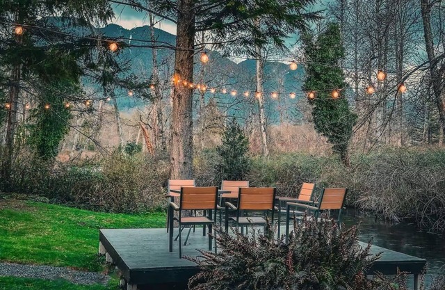Gold Bar Basecamp – Modern and spacious riverfront home w/ hot tub
