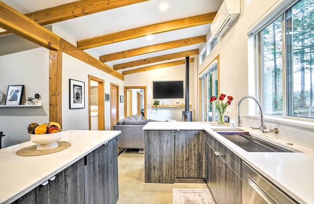 Gold Bar Cabin on Skykomish River: Heated Swim Spa