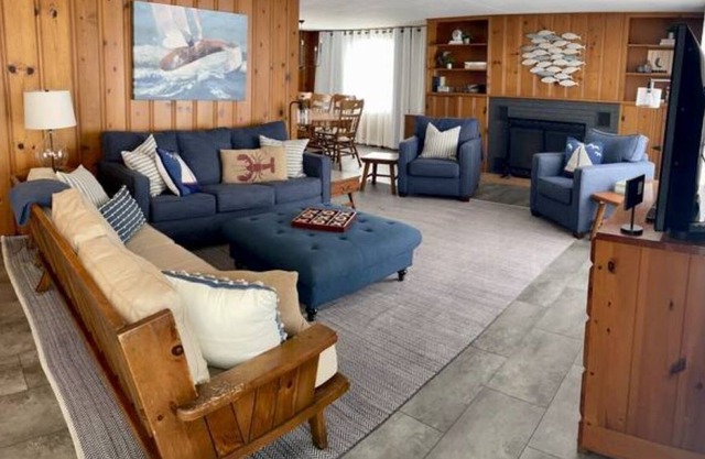 Gold Coast Cottage: Cute Lake Home, INCLUDED Pontoon, near Notre Dame