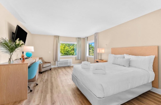 Gold Coast Inn Breathtaking Sunsets Standard Lake View Room 103