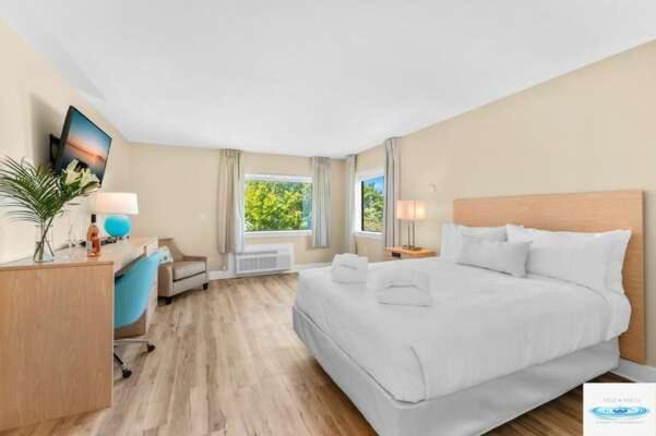 Gold Coast Inn Breathtaking Sunsets Corner Lake View Room 108