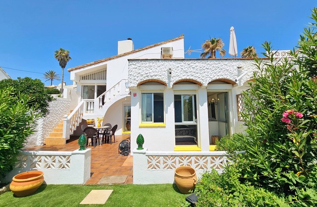 Golden Bay beach house by Lica