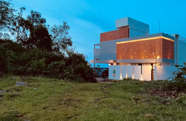 Golden Creeper, Luxe villa