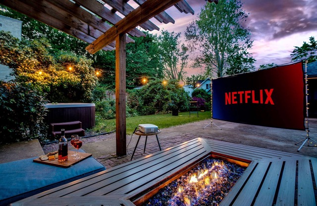 Golden Dome Getaway: Hot Tub, Cinema, Fire Pit!