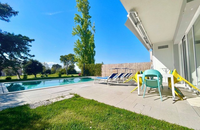 Villa Golden Hour Retreat avec vue sur le lagon et piscine