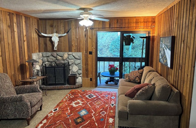 Golden Nugget - cozy 2 bedroom condo wood fireplace -free wifi - fully equipped