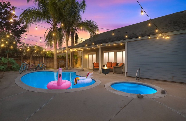 Golden Pool Home, Jacuzzi, Game Room, Arcade, King Size Bed, Fire Pit, BBQ Grill