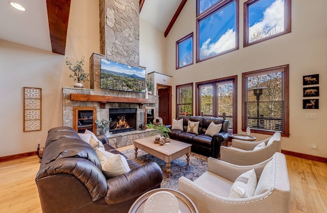 Golden Ridge Lodge - Innsbruck -Amenities Galore!