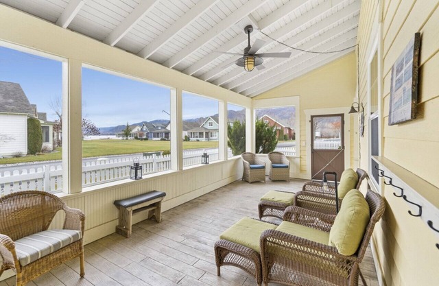 Golden Sands Getaway: 4-Bedroom Beach Beauty