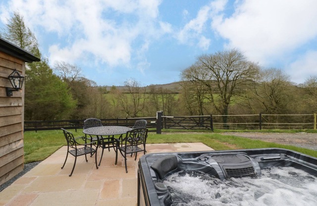 GOLDTHORNE LODGE, family friendly, with hot tub in Clee Hill