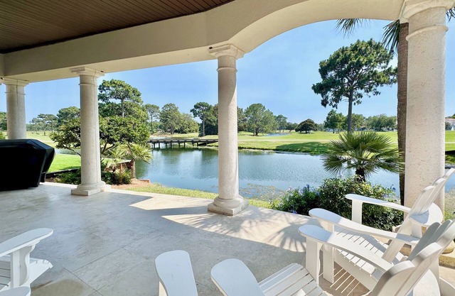 NOUVEAU, 4 chambres, 4 salles de bain, comm. PISCINE, PANIER DE GOLF, PLAGE PRIVÉE. SANDESTIN. Villa Lago.