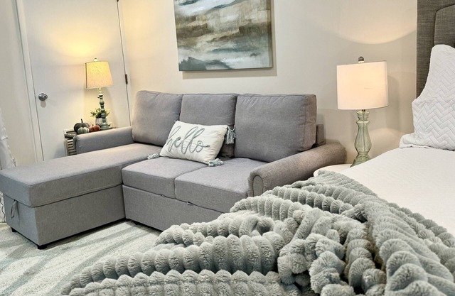 Golf Community Studio | Workspace | Cozy Wesley Chapel Retreat w/ Kitchenette | Balcony | Smart TV
