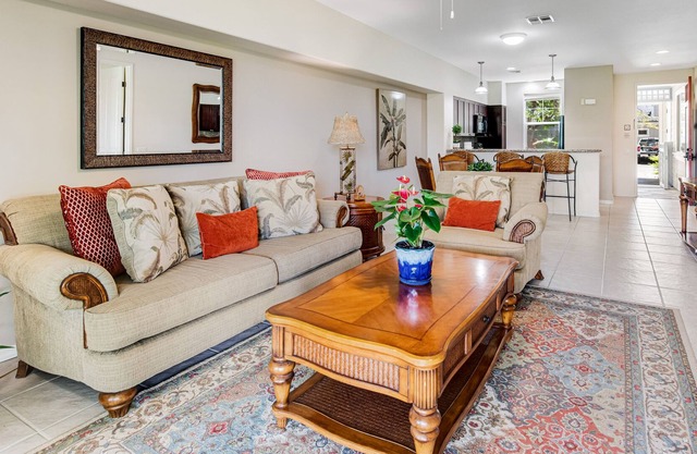 Golf course-front condo with hot tub, saltwater pool, gym, BBQ, patio, AC