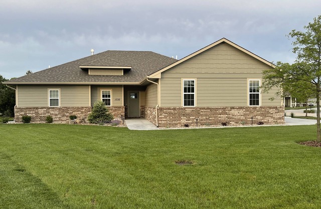 Golf Course Getaway! Right on Sand Creek Golf Course, Newly Built