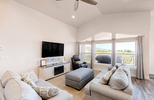 Golf course home with lake views, WiFi, deck & patio, shared pools & hot tub