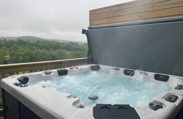Golf Course OnSite, Pvt Hot Tub, Free Tickets, Gated Community, Near Silver Dollar City!