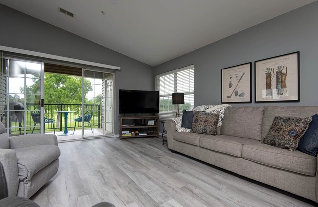 Serene Views, Quiet, Comfy Pet-Friendly at Holiday Hills Golf & Resort