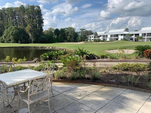 Golf View Two Bed Two Bath Condo with Kitchen Near Tampa