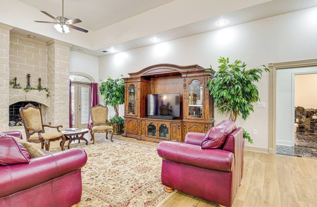 Golfer's Paradise: Meadow Lakes Manor Retreat!