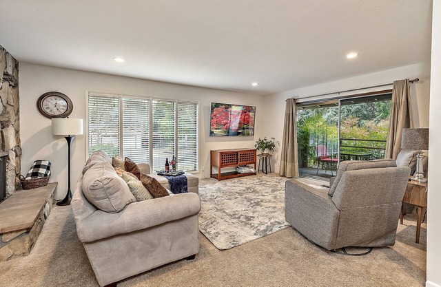 4-Bedroom home with brand new hot tub!