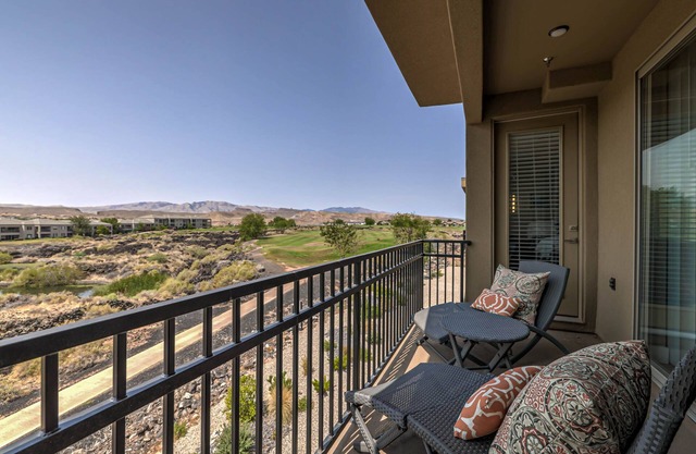 Golfers Getaway in Secluded and Quiet Setting, Golf Course and Mountain Views!