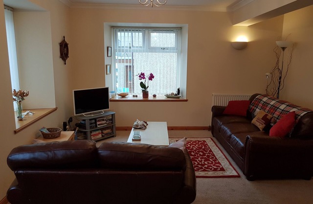 Golfing. hiking. Comfortable flat 5 mins from beach