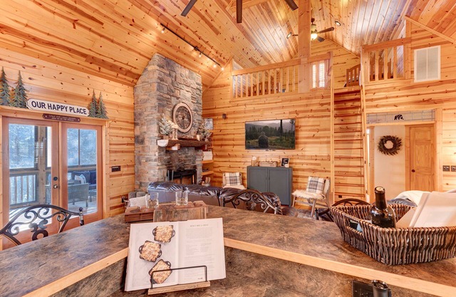 Gone Squatchin Creekside Cabin~5 Mins to Wineries & Apple Orchards~ Dog Friendly