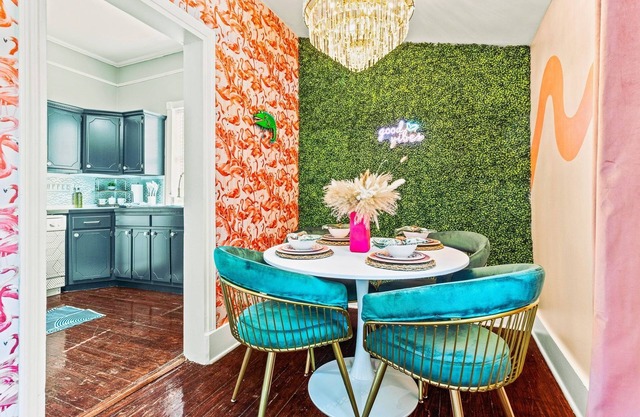 Good Vibes, Fun and Funky Downtown Cottage