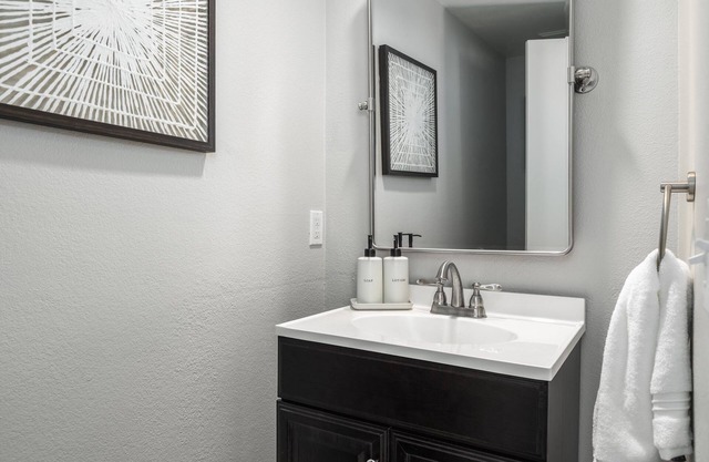 GOODE.HOMES | Luxury Modern Home w/ Jacuzzi