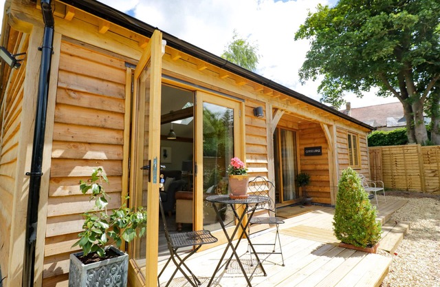 GOOSE LODGE, pet friendly, luxury holiday cottage in Halford