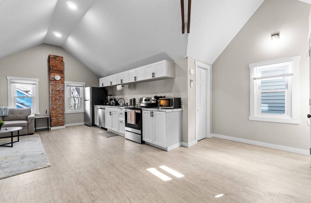 Gorg Wooden Beams w/Brick Accents in Downtown Apt