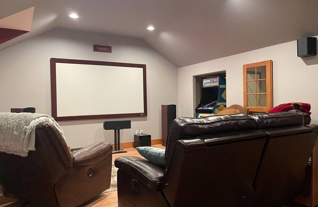 Gorge Getaway!...Custom Home w/ Heated Pool/Hot tub/Sauna/Theatre room