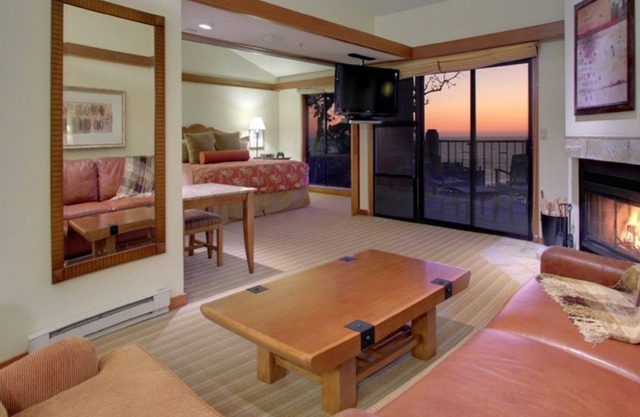 Magnifique résidence 1 chambre avec un balcon privé avec vue sur l'océan et une cheminée.
