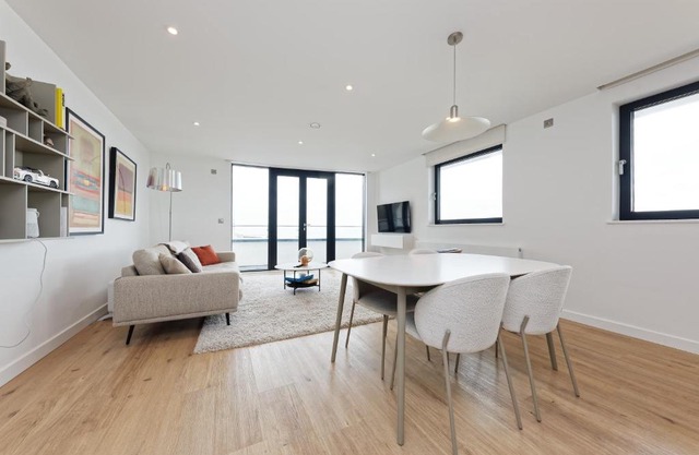 Gorgeous 2 Bed Apartment with Stunning Sea Views with Free Parking and Fast Internet