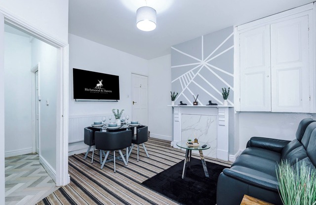 Gorgeous 2 bed house, sleeps 4, free parking, pet friendly