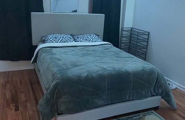 Gorgeous 2 bedroom apartment in Brick house