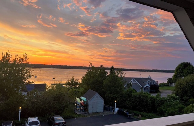 Gorgeous 2 Bedroom, 2 Bathroom Waterfront Apartment with Access to Dock