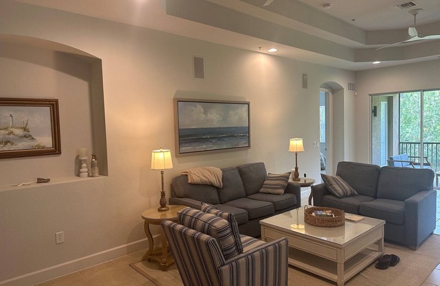 Gorgeous 2nd Floor Unit in The Quarry, Minutes to downtown Naples and Mercato.