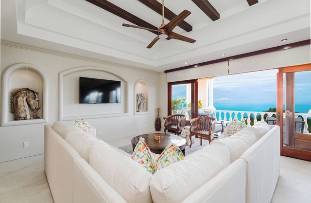 Gorgeous 3-bedroom Penthouse Condo with Panoramic Views!